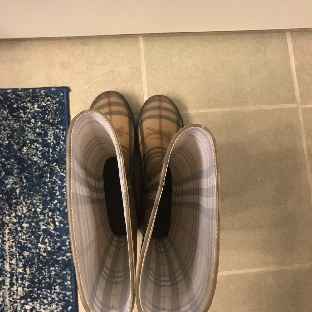 Burberry Rain-boots (size 10) - Picture 3 of 6